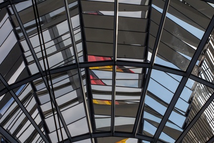 Flaggen spiegeln sich in der Kuppel des Reichstages-7677