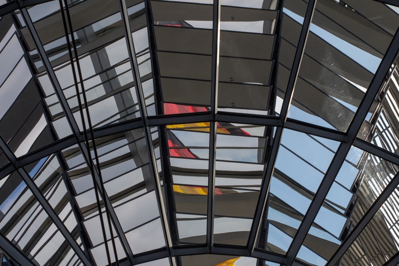 Flaggen spiegeln sich in der Kuppel des Reichstages-7677.jpg