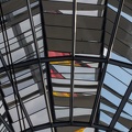 Flaggen spiegeln sich in der Kuppel des Reichstages-7677