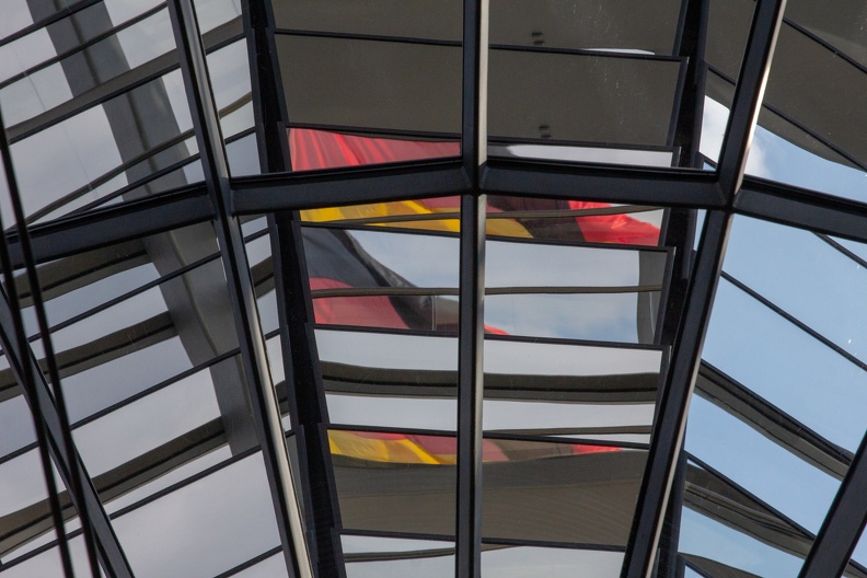 Flaggen spiegeln sich in der Kuppel des Reichstages-7678.jpg